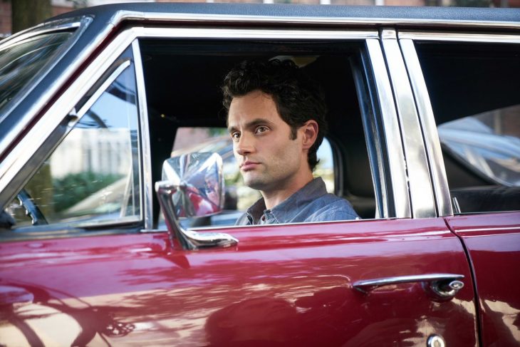 hombre guapo blanco con cabello negro dentro de coche 