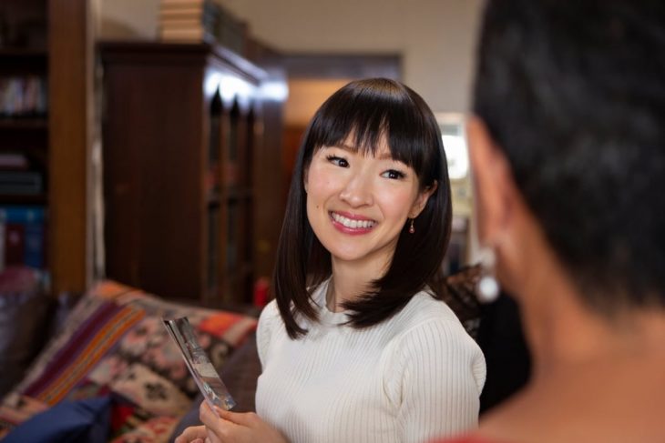 La gurú del orden Marie Kondo tiene su propio programa en Netflix que ayuda a ordenar las casas mujer asiática con fleco