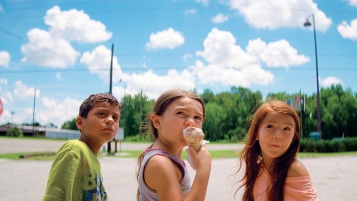grupo de niños comiendo helados