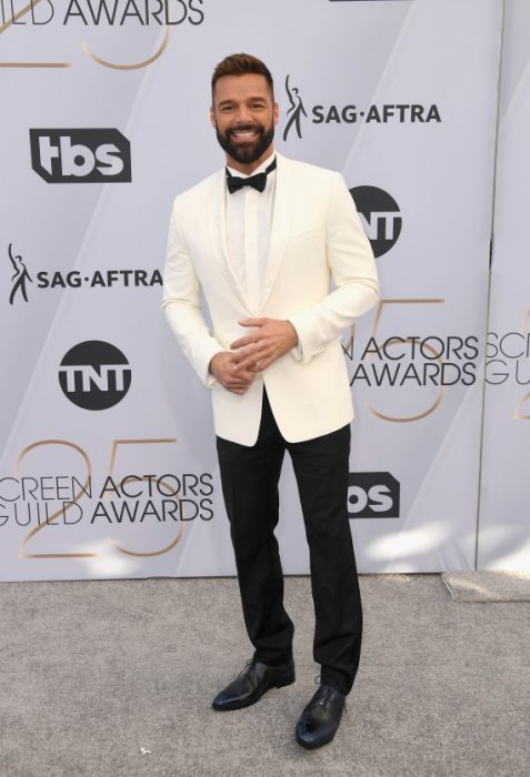 Ricky Martin en los SAG Awards 2019 con un saco blanco y pantalón negro es considerado uno de los mejores vestidos