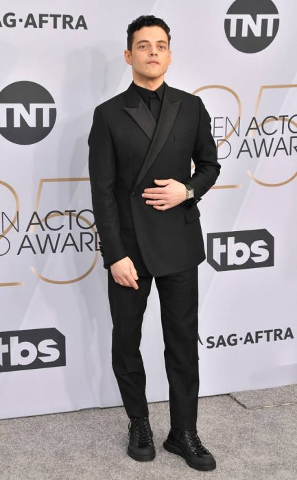 Remi Malek en los SAG Awards 2019 con un traje negro es considerado uno de los mejores vestidos