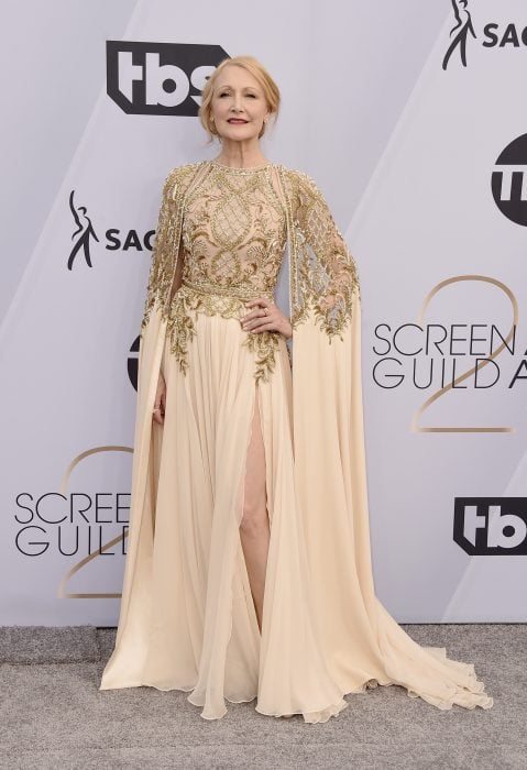Patricia Clarkson en los SAG Awards 2019 con un vestido beige es considerada una de las mejores vestidas