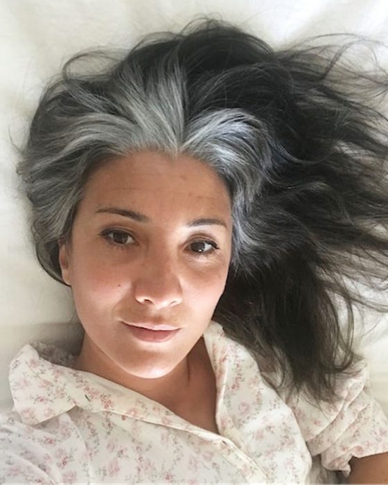 Mujer presumiendo su cabello con canas