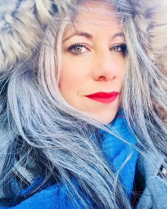 Mujer con canas en el invierno