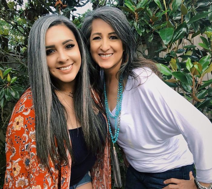 Madre e hija con el cabello plateado