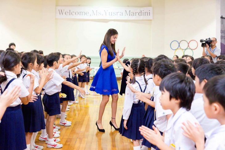 chica repartido saludos entre niños