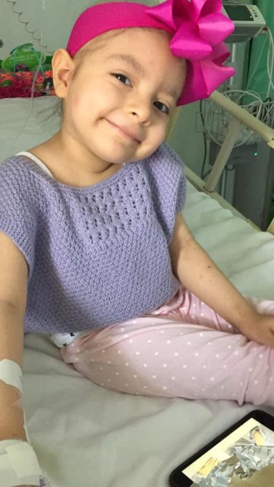 niña tomando una selfie y sonriendo 