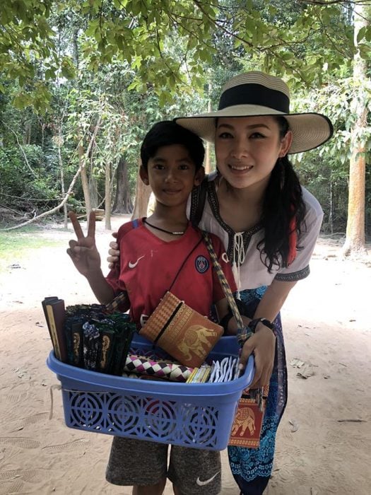 Niño habla más de diez idiomas para poder vender recuerdos a los turistas