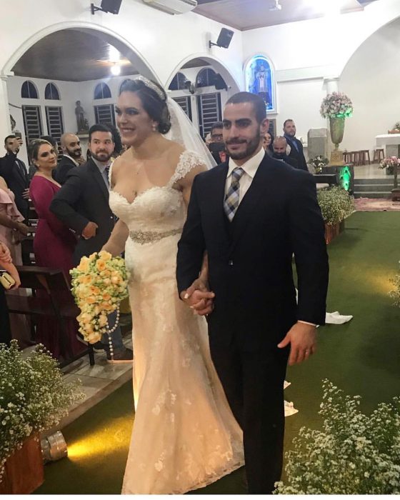 novios entrando a la iglesia