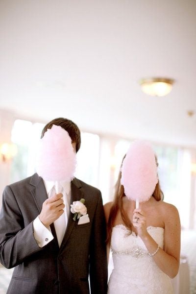recien casados comiendo algodones de azúcar