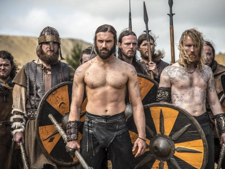 Rollo de la serie Vikingos, hombres nórdicos con armaduras