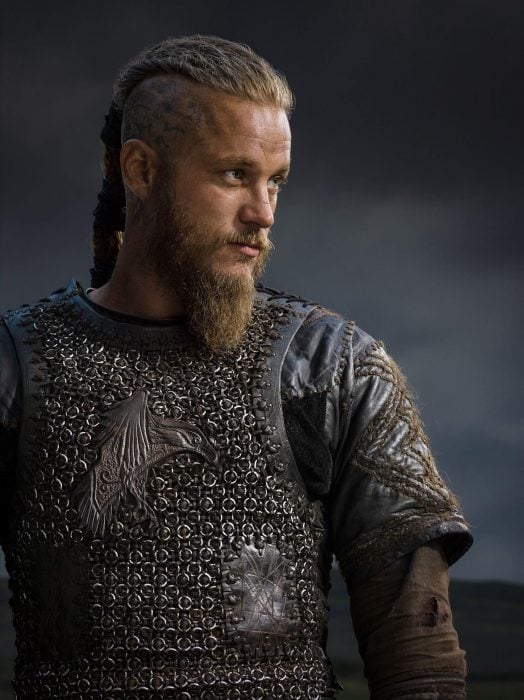 Ragnar Lothbrok de la serie Vikingos, hombre rubio nórdico