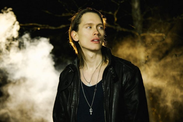 Cantante Pellek, hombre nórdico de cabello rubio y largo