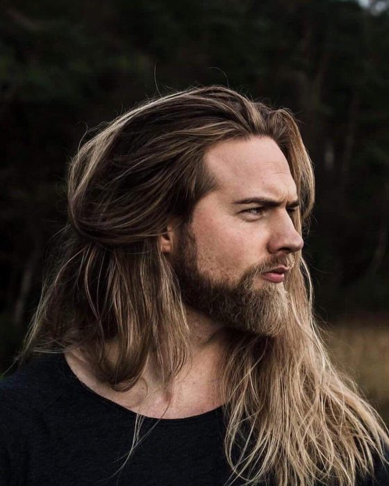 Lasse matberg, hombre nórdico de cabello rubio y largo