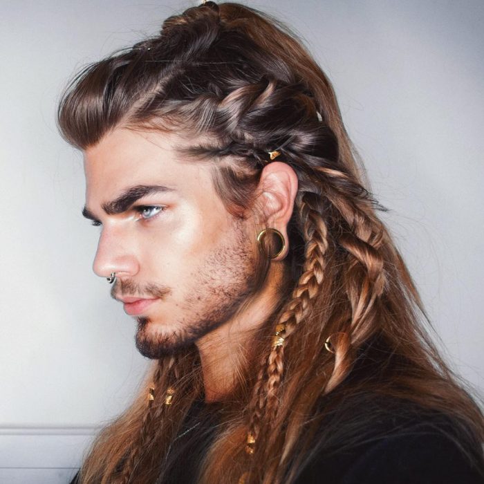 Nils Kuiper, hombre nórdico de cabello castaño largo con trenzas, barba y ojos azules