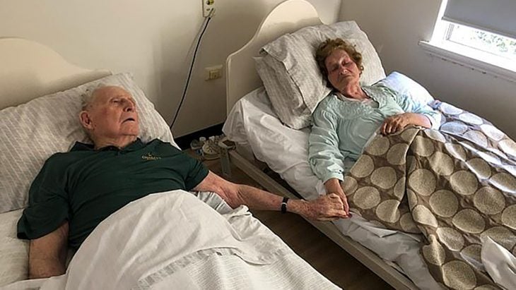 Después de 70 años juntos, pareja de viejitos se va de este mundo al mismo tiempo y tomados de la mano