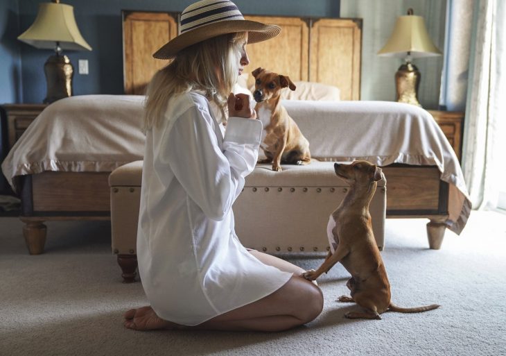 chica cuidando a sus perros en casa 