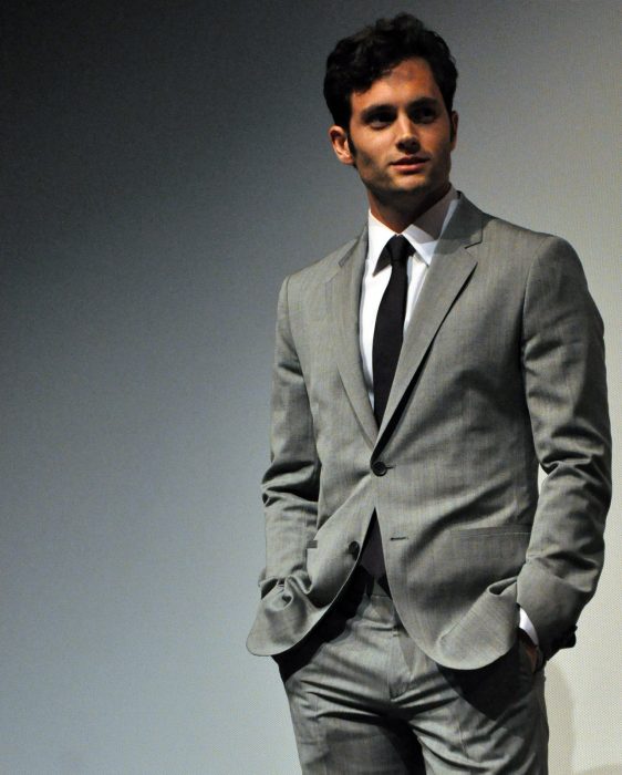 hombre guapo blanco con cabello negro traje gris con corbata 