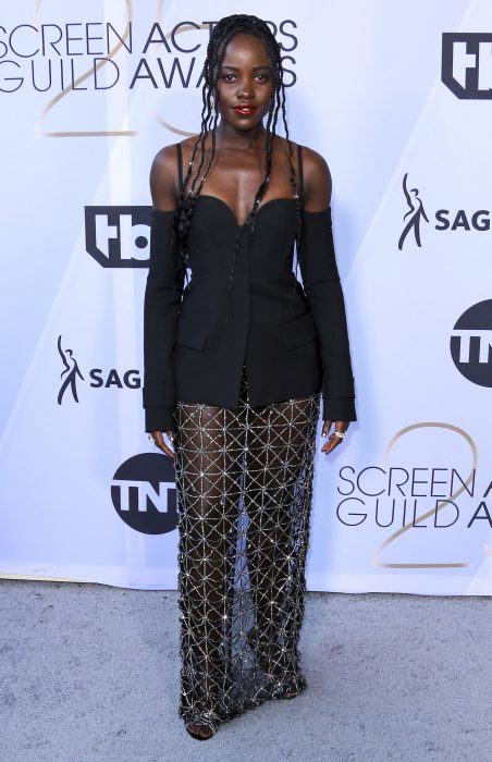 Lupita Nyong'o en los SAG Awards 2019 con un saco negro con escote en corazón fue considerada una de las peores vestidas