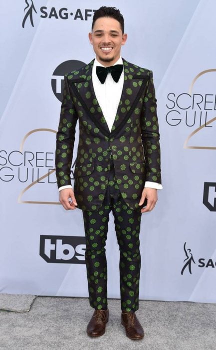 Anthony Ramos en los SAG Awards 2019 con un traje negro con estampado verde es considerado uno de los peores vestidos