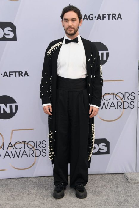 Casey Thomas Brown en los SAG Awards 2019 con un traje negro con dorado es considerado uno de los peores vestidos