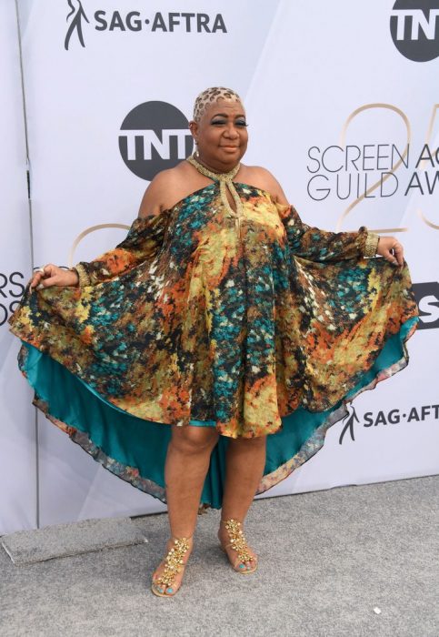 Luenell en los SAG Awards 2019 con un vestido corto estampado es considerada una de las peores vestidas