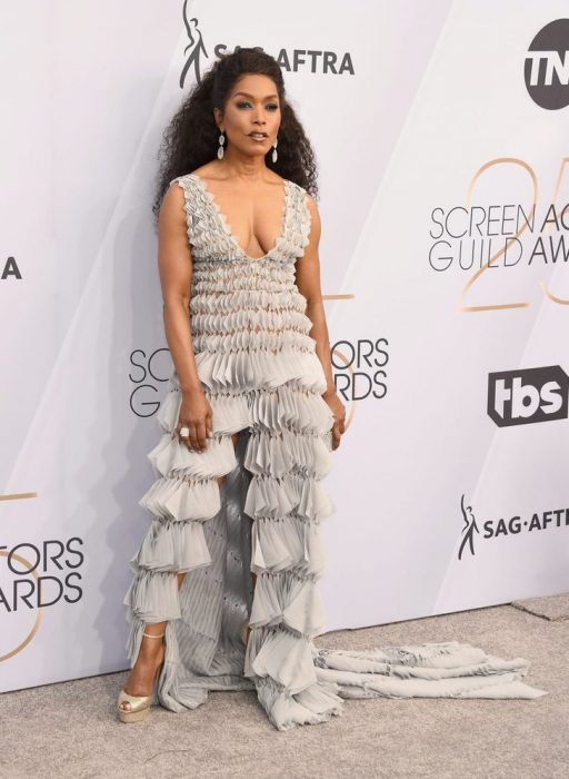 Angela Basset en los SAG Awards 2019 con un vestido gris con holanes es considerada una de las peores vestidas