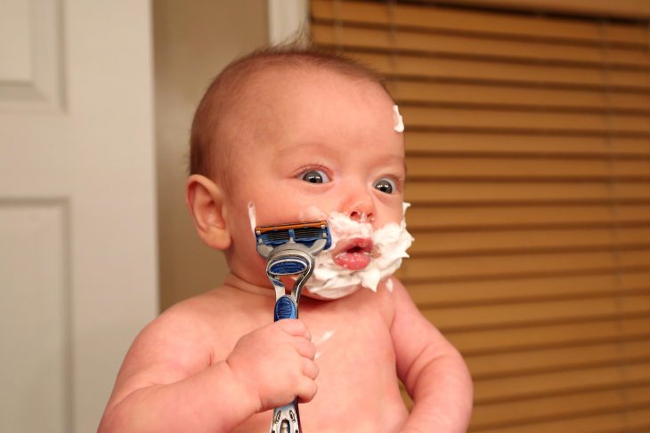 Padre photoshopea fotografías de su bebé prematuro haciendo cosas de hombres