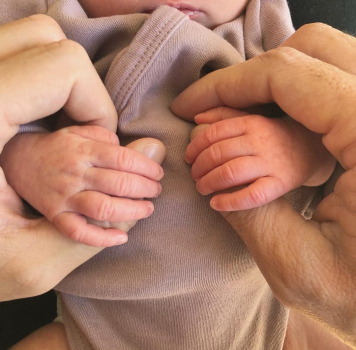 manos de una bebé