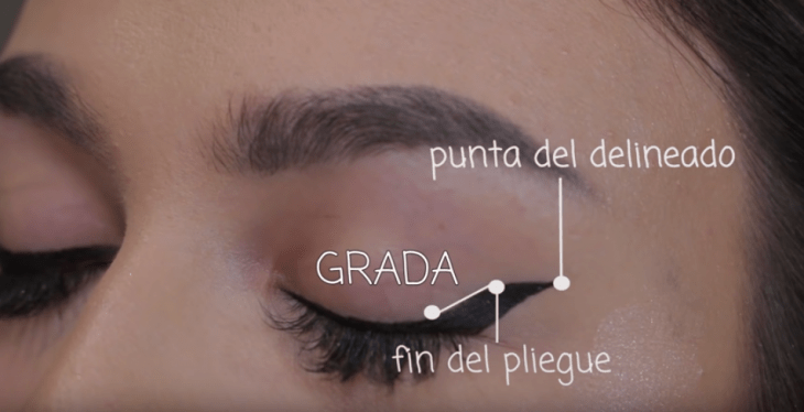 ojos de mujer cerrados y delineado 