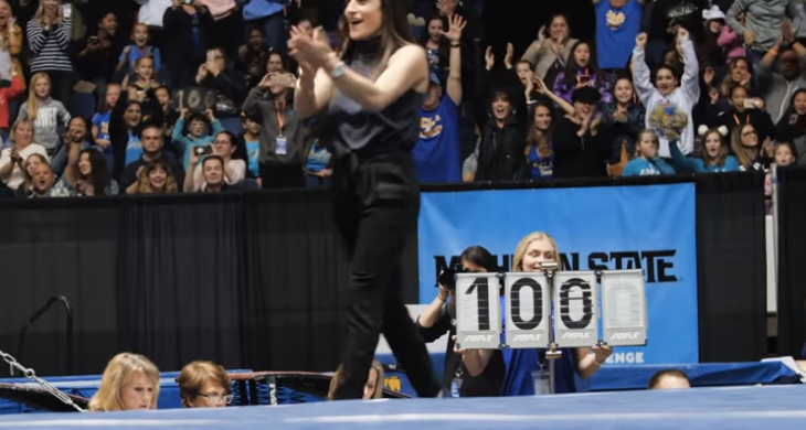 mujer aplaudiendo con 100 competencia gimnasia 