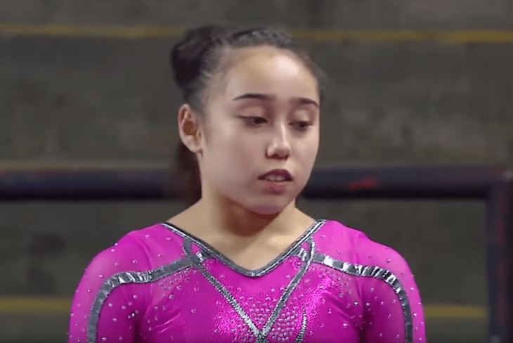 niña gimnasta con traje rosa 