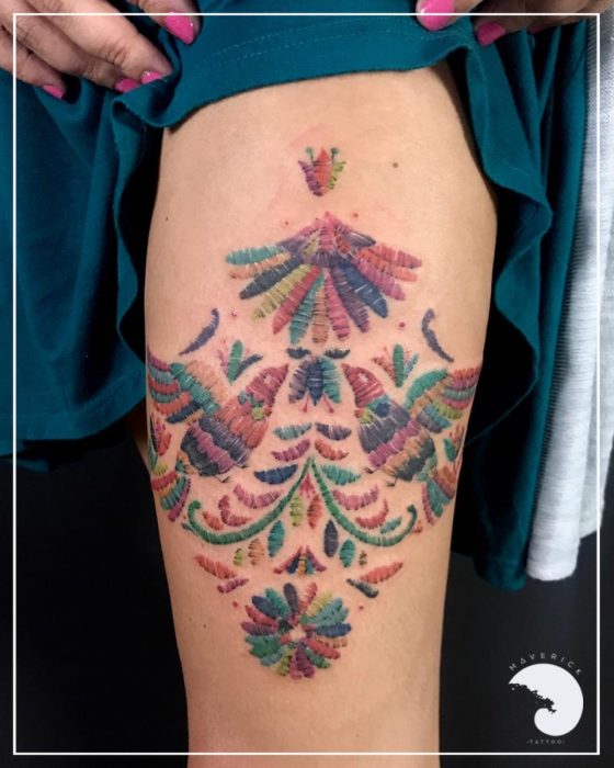 Artista realiza tatuajes que parecen bordados estilo arte huichol