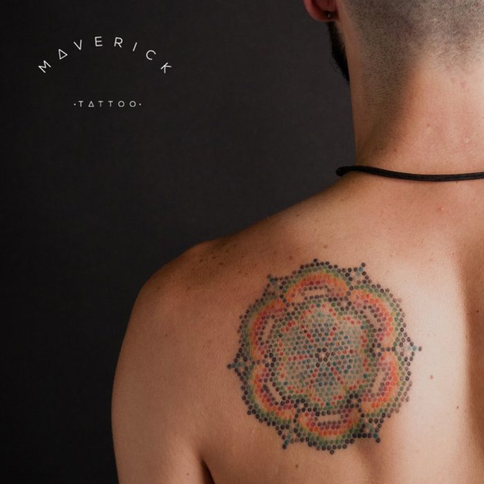 Artista realiza tatuajes que parecen bordados estilo arte huichol