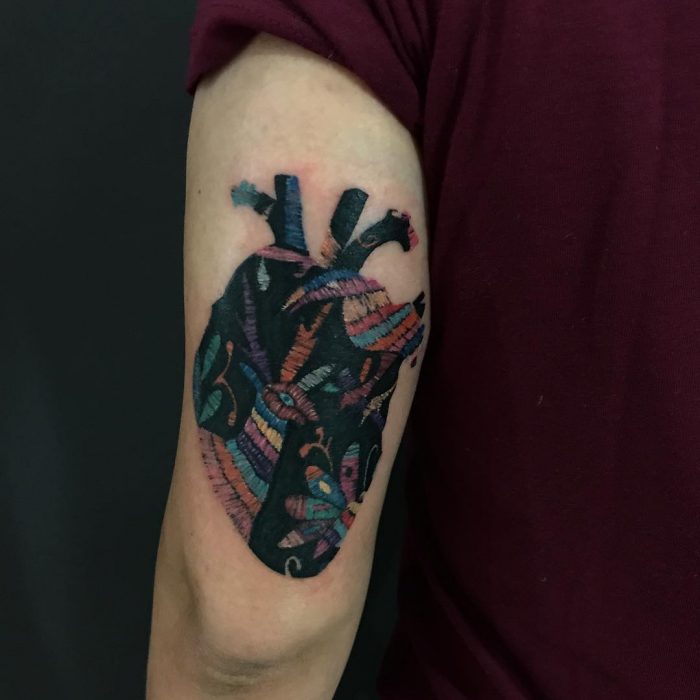 Artista realiza tatuajes que parecen bordados estilo arte huichol