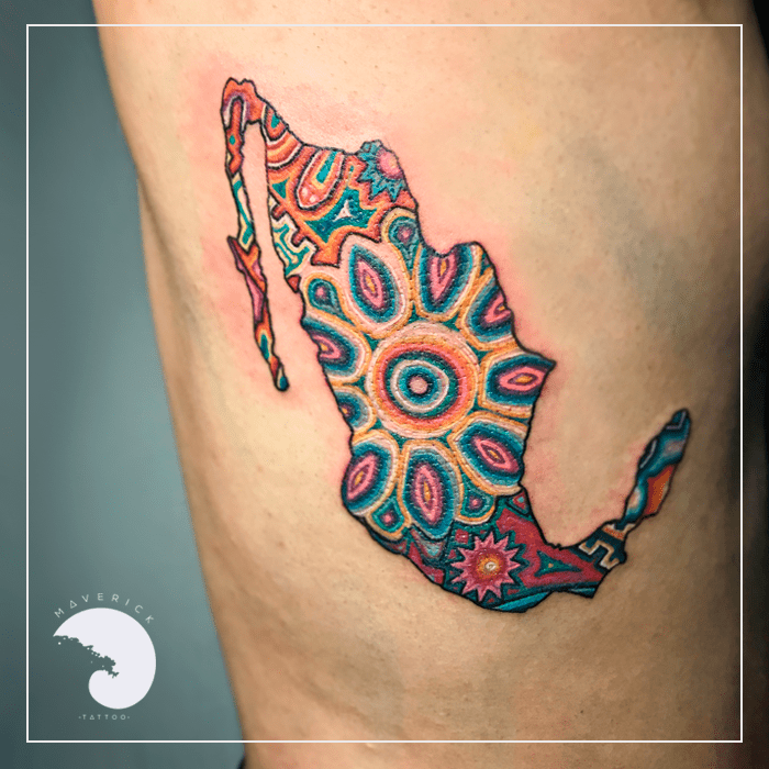 Artista realiza tatuajes que parecen bordados estilo arte huichol