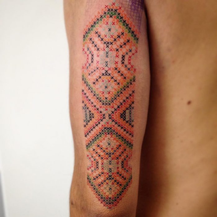 Artista realiza tatuajes que parecen bordados estilo arte huichol