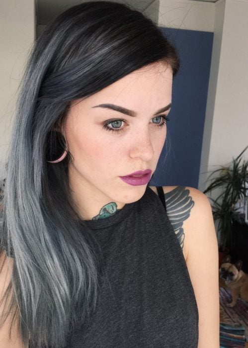 Chica de tatuajes con cabello largo y color gris cenizo 