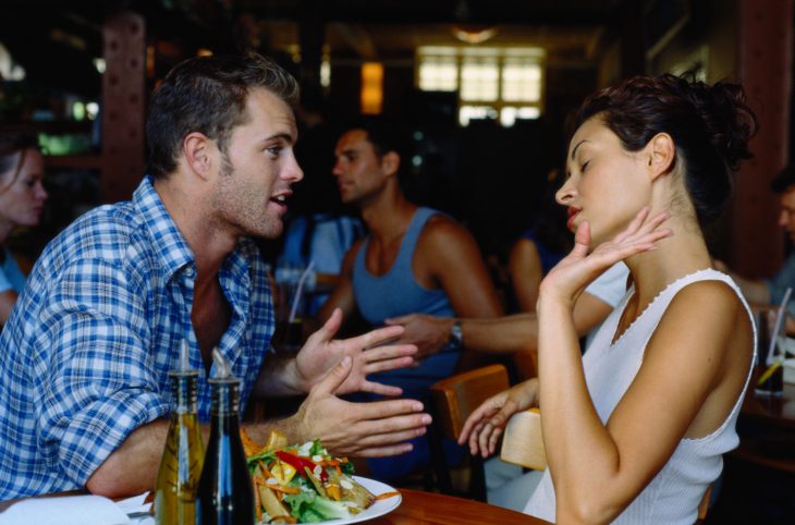 pareja de novios comiendo 