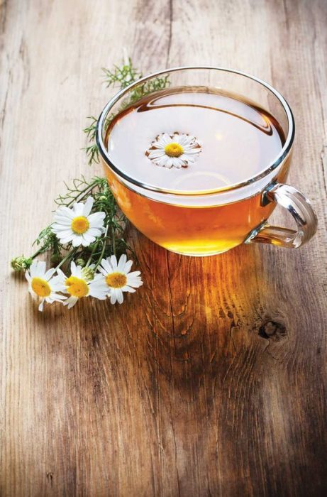 taza con té de manzanilla 