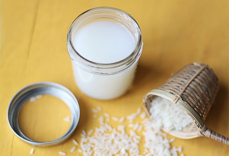 frasco con agua de arroz 