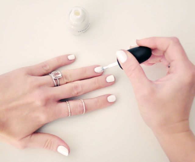 chica usando esmalte blanco