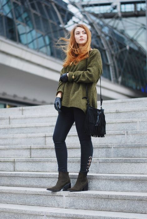 mujer con suéter verde y cabello pelirrojo 