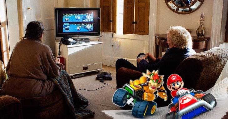 Pareja de abuelitos juega Mario Kart para dividirse las tareas del hogar