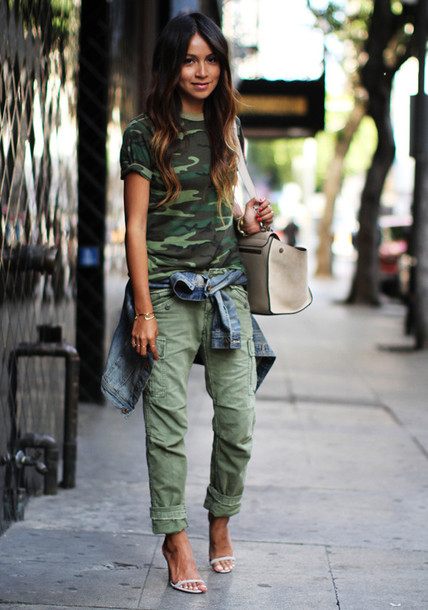 mujer con pantalón verde militar y camisa militar