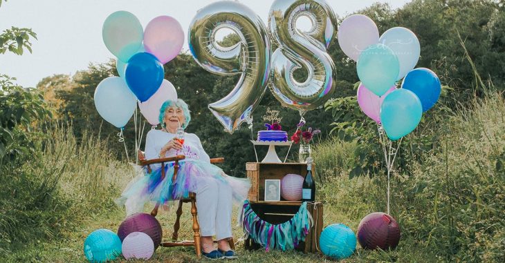 Celebra sus 98 años de edad con una sesión 'smash cake' y el resultado es adorable