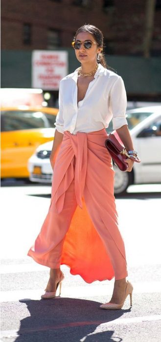 mujer con pantalón color coral 