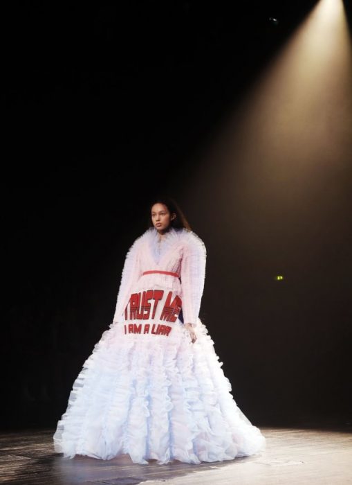 mujer pasarela de modas con vestido color blanco 