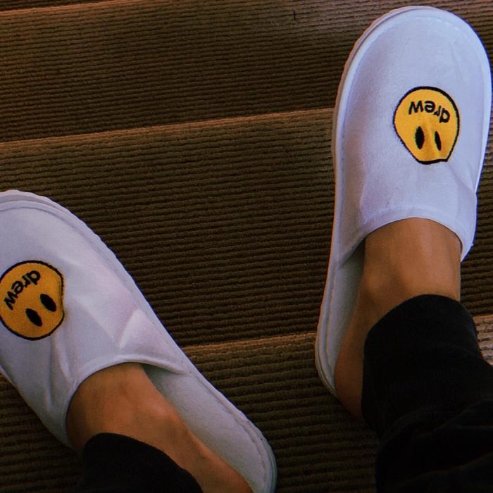 pantuflas con logo de sonrisa amarilla 