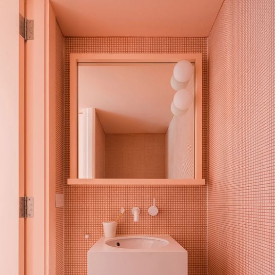 baño con paredes color coral 